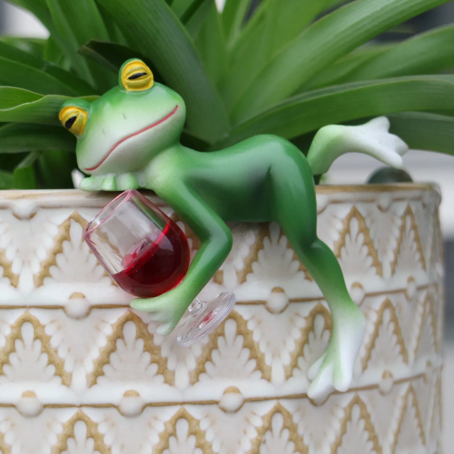 A delightful green frog and wi - Plant Aquarium Pot recension och pris